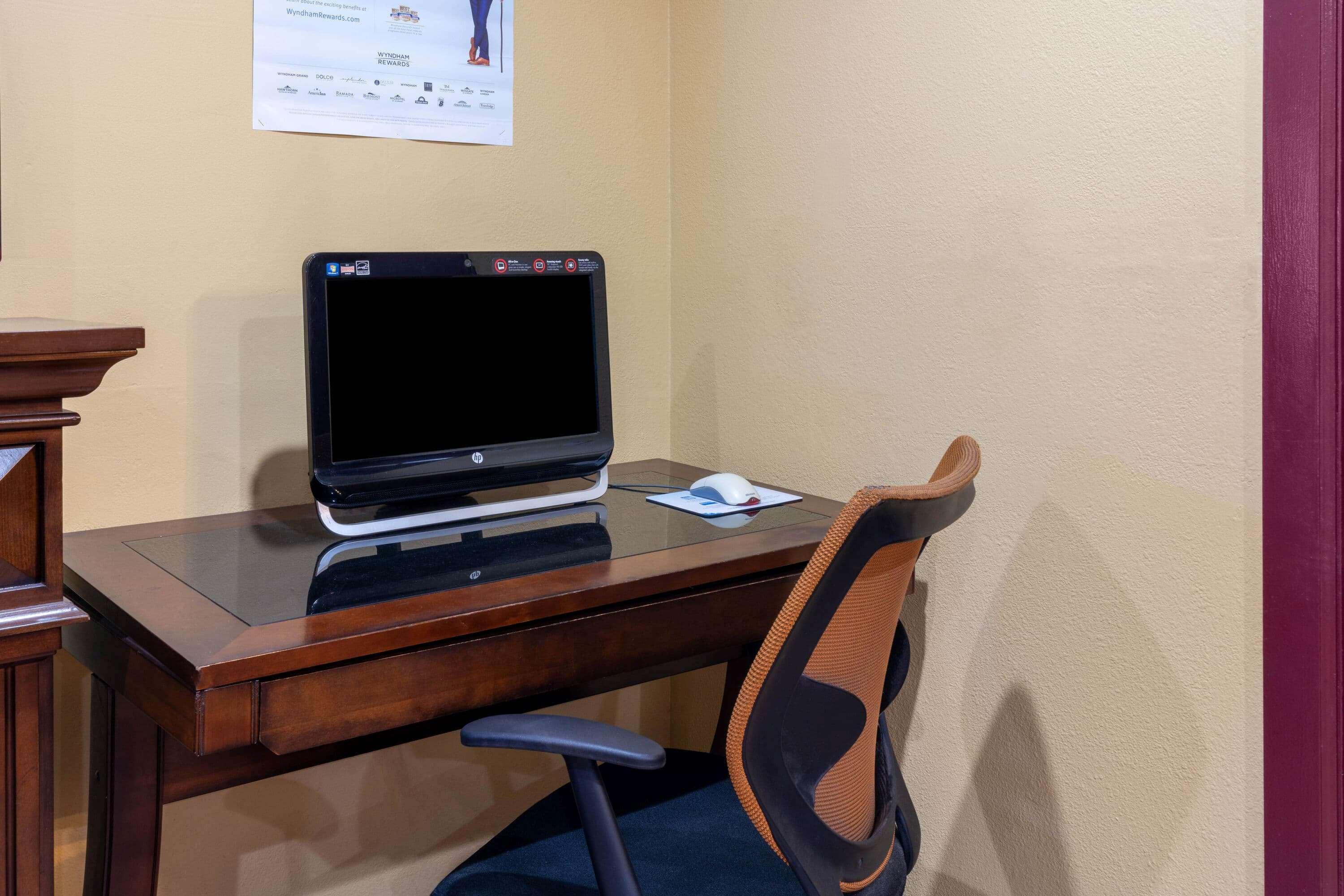 Sutton Suites Hotel SeaTac Bagian luar foto