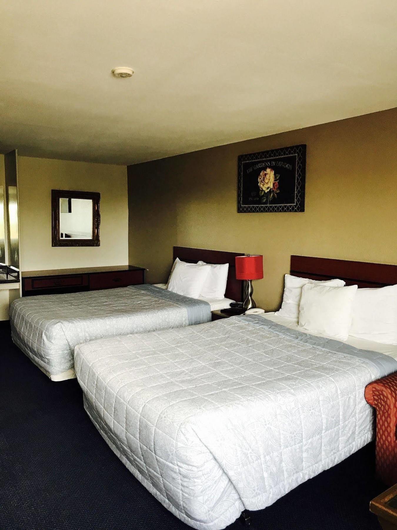 Sutton Suites Hotel SeaTac Bagian luar foto