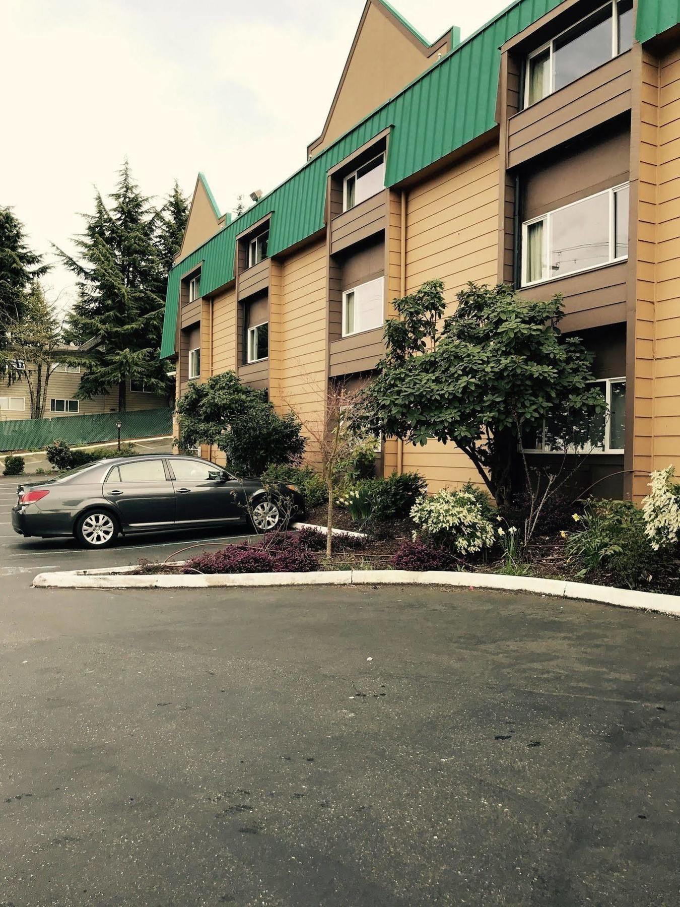 Sutton Suites Hotel SeaTac Bagian luar foto