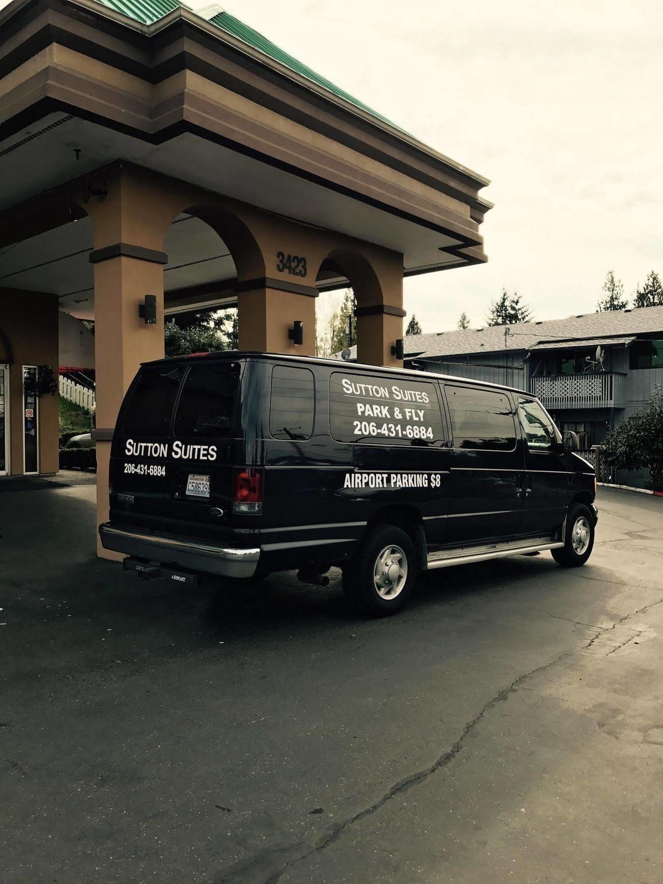 Sutton Suites Hotel SeaTac Bagian luar foto